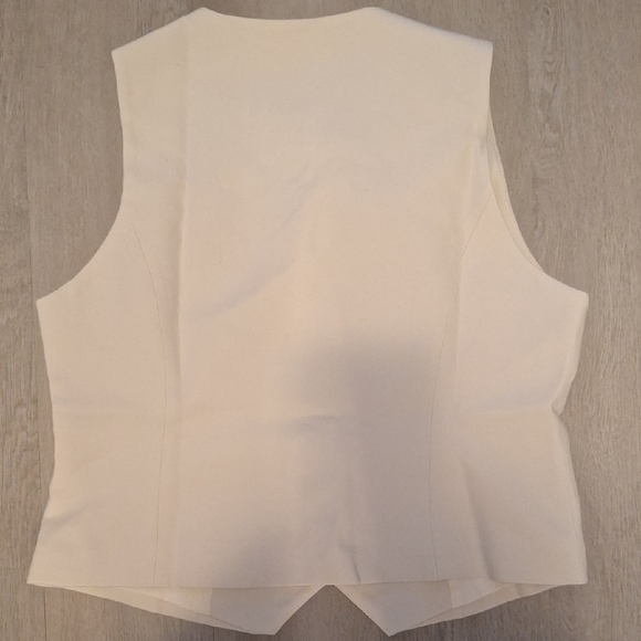 V-neck Lightweight Slim Trendy Vest With Pockets - Picture 6 of 9
